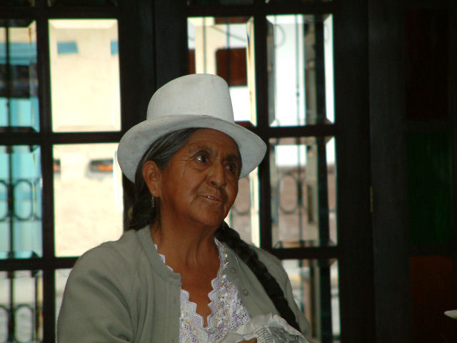 Cuencana
Vendeuse d'artisanat dans les rues de Cuenca, comment lui refuser un des ses articles ?...
Mots-clés: cuenca equateur portrait