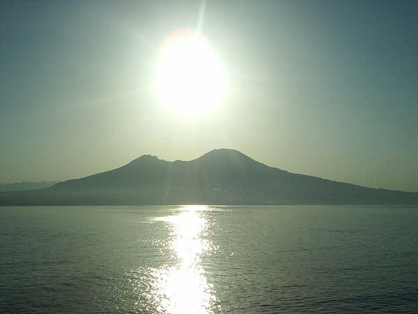 Le soleil baisse sur le Vésuve, au large de Naples
Un peu avant le coucher su soleil sur le Vésuve, nous partons vers le large.
Mots-clés: coucher soleil Vésuve Italie Naples