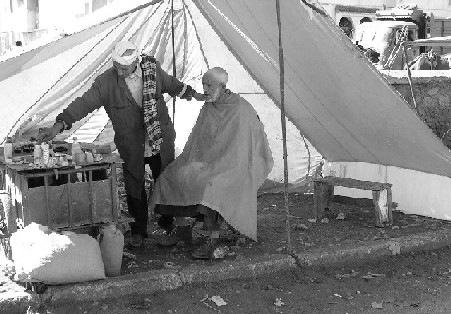 Coiffeur en plein air
Marche hebdomadaire d'Oued Zem, Maroc
Mots-clés: Oued -Zem