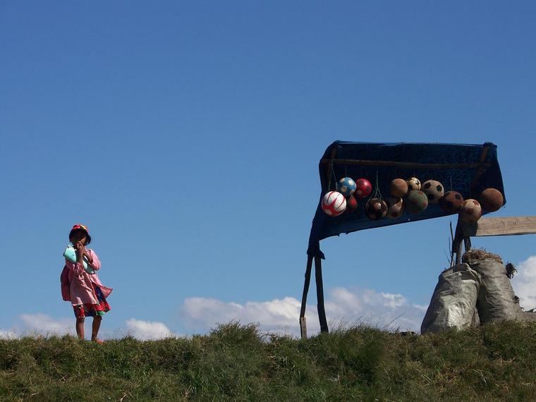 Echoppe à Antananarivo, Madagascar
Vente de ballon le long de la digue dans les environs d'Antananarivo
Mots-clés: Madagascar Antananarivo football