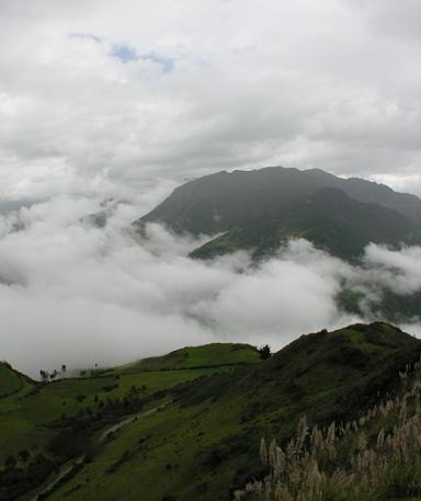 mer de nuages
sur la routedes andes entre cuenca et riobamba, les paysages , souvent embrumés, offre de magnifiques point de vue tel que celui ci ...
Mots-clés: nuages-paysage-andes