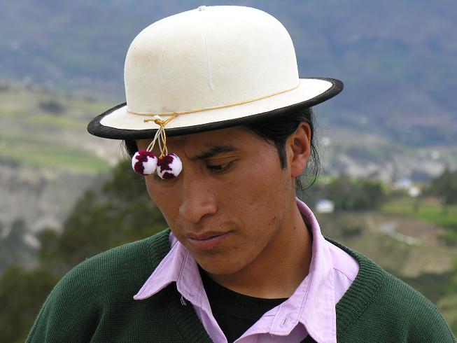 canari
chapeau typique des comunautes canaris au centre du pays ... les deux clochettes signifient que cet homme est celibataire
Mots-clés: equateur indien indigene canari