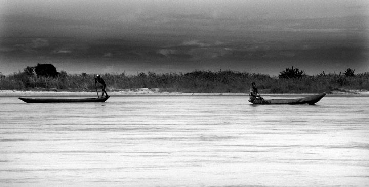chacun sa route...
sur la Tsiribinha, ouest de Madagascar
Mots-clés: Madagascar