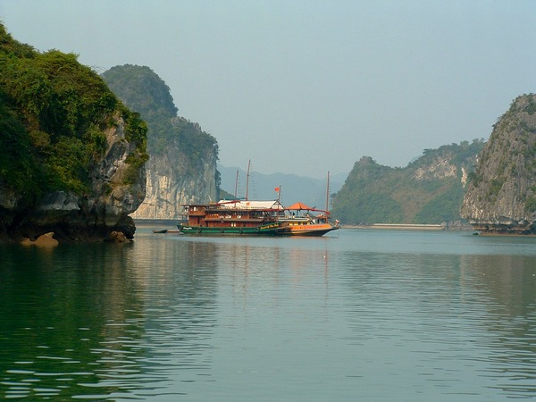 Baie d'Halong  le matin
Bateaux au repos, le matin vers 8H00.
Mots-clés: Vietnam Halong Baie Bateau Sampan