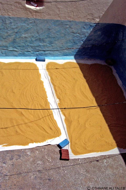 Couleurs tunisiennes, dans une maison traditionelle en Tunisie, la préparation des réserves d'hiver...
Mots-clés: Tunisie village couleurs maghreb