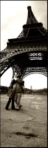 les-amoureux-de-la-tour-eiffel
un instant ou le monde entier se résume dans un regard, un baiser
Mots-clés: paris tour eiffel amour