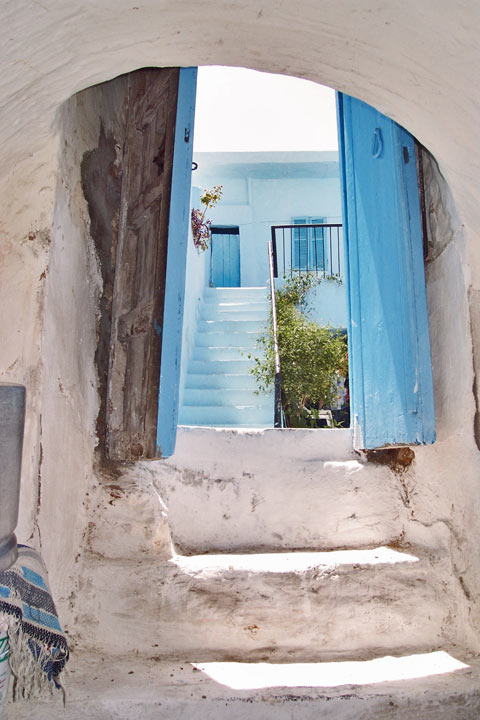 Maison traditionelle de Tunisie au-dessus des marches.
une maison traditionelle mediterranneene.
Mots-clés: Tunisie maison architecture maghreb