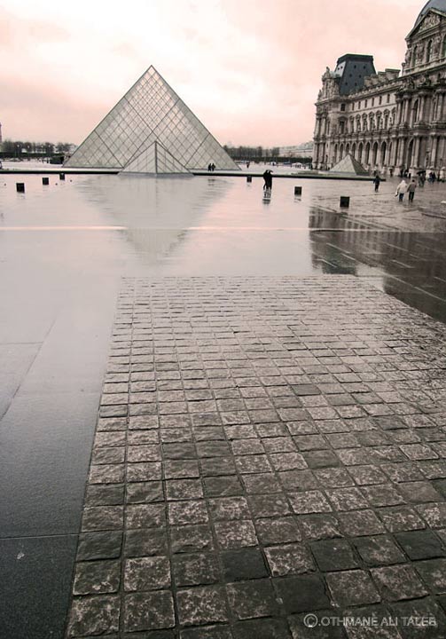 La pyramide du Louvre autrement
une vue sur la pyramide du louvre a paris.
Mots-clés: Paris France Louvre pyramide