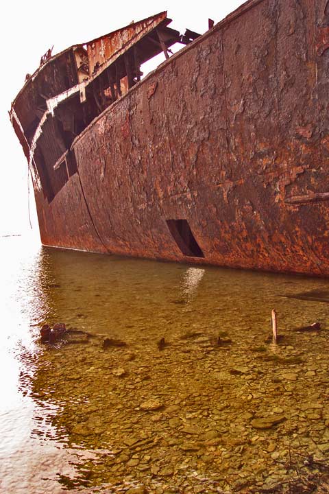 Vieux bateau échoué, l'eau comme élément de réflexion.
Mots-clés: bateau Tunisie