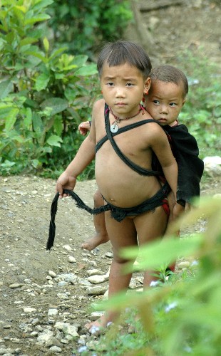 Petite fille Thai portant son frère, Vietnam
