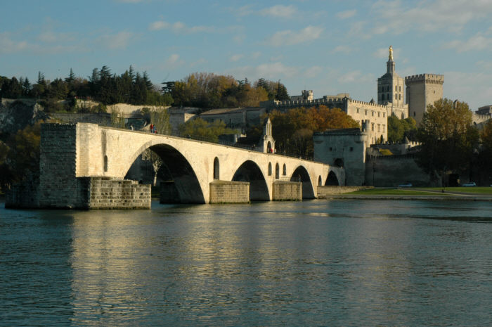 Sur le pont d'Avignon...
Vue du pont St Benezet et du Palais des Papes (Avignon)
Mots-clés: avignon