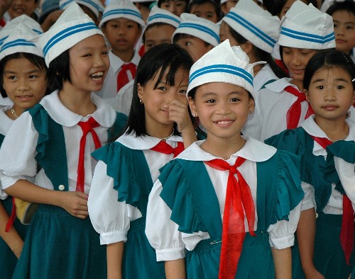 Vive l'école. Petites écolières à Hanoi Vietnam
