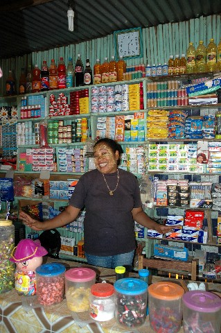 Epicière malgache
Epicerie sur la piste entre Sambave et Ambilobe Madagascar
