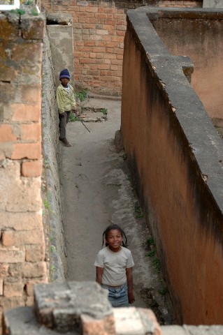 Cache-cache des enfants dans une ruelle de Tananarive
Mots-clés: enfants Tananarive