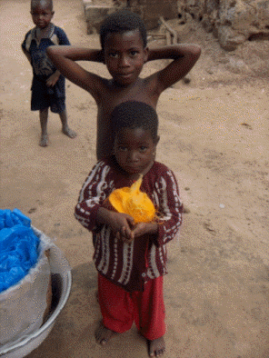 enfants
Deux enfants mangeant un fruit 
Mots-clés: enfant-benin-couleur