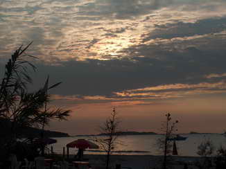 Lever de soleil sur la plage de Palombaggia
Prise en Août 2005
Mots-clés: Plage Corse Palombaggia