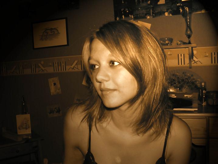 Mon amie Clemence.
Photo avec flash, mode sépia, aucune retouche. 
Mots-clés: Libourne Bordeaux Marc Skapri Minolta france Clemence