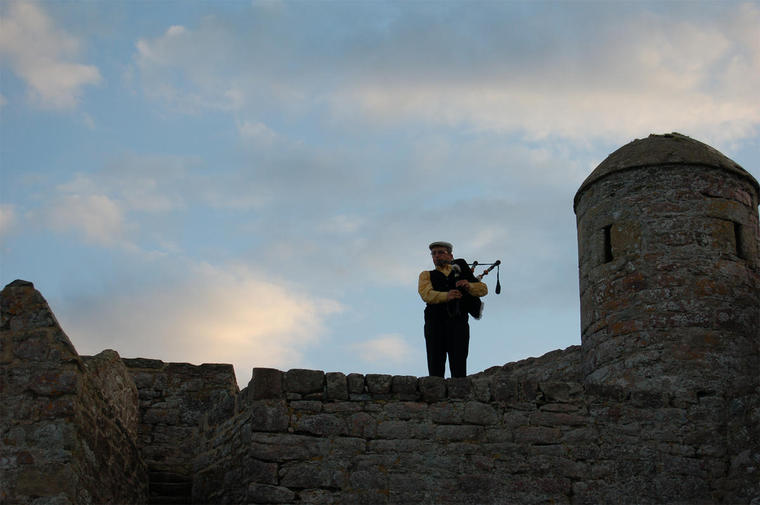 Cornemuse au coucher du soleil sur les remparts au fort La Latte
Mots-clés: France La-Latte cornemuse