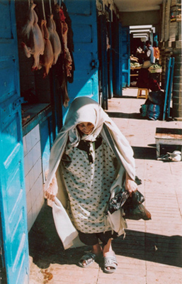 cold chiken
il s'agit d'une vieille femme chez le boucher au maroc
Mots-clés: poulet femme maroc essaouira mogador