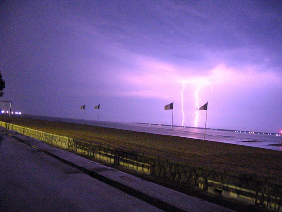 Orage au dessus du bassin d'Arcachon
Un bel orage estival
Mots-clés: Arcachon France