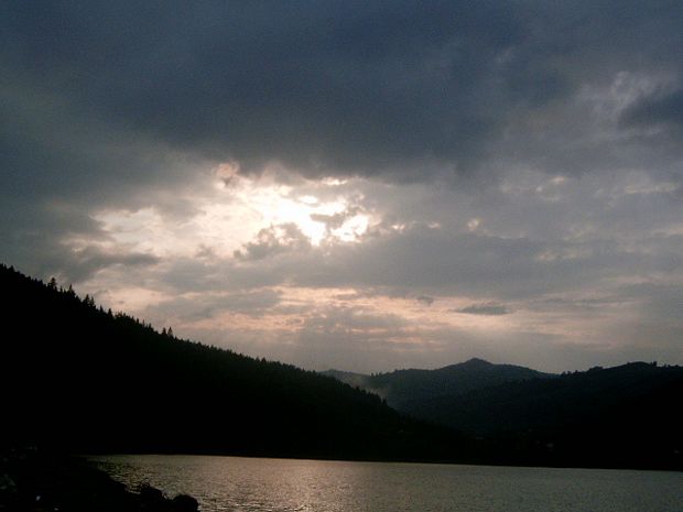Izvorul Alb
Apres un orage violent, le soleil nous a montre son visage a travers les nuages.
Mots-clés: Le Lac Bicaz Roumanie