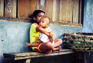 Les frères
A Ubud, deux frères devant l'épicerie familiale.
Mots-clés: Ubud Bali Indonésie