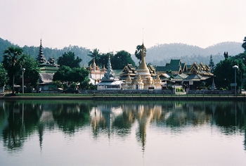 Mae Hong Son
A Mae Hong Son, temples se reflétant sur le lac.
Mots-clés: Mae-Hong-Son Thaïlande