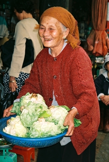 Mamie au marché
Vieille femme vietnamienne vendeuse de légumes au marché.
Mots-clés: Dalat Vietnam