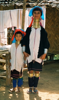 Birmanes au long cou
Mère et fille devant leur maison à la frontière birmano-thailandaise.
Mots-clés: Birmanie