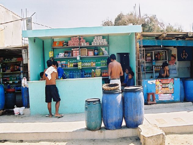 Vacances au Pérou
Buvette et alimentation en plein désert aux alentours de Nazca
Mots-clés: Pérou Nazca