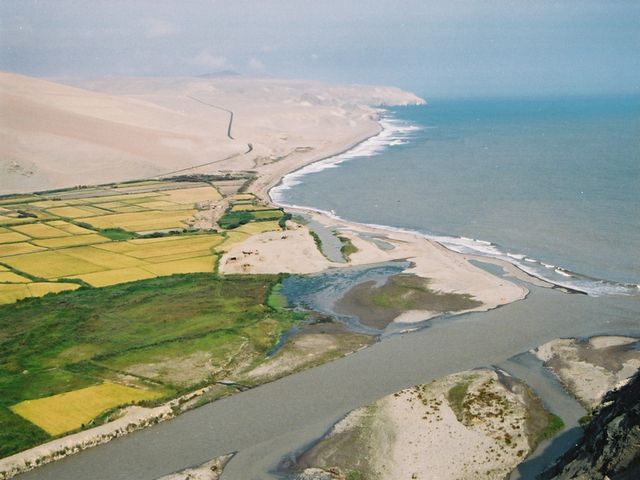 Vacances au Pérou
La valée d'Oconà, une oasis en plein désert grâce à l'embouchure d'un fleuve
Mots-clés: Pérou Oconà