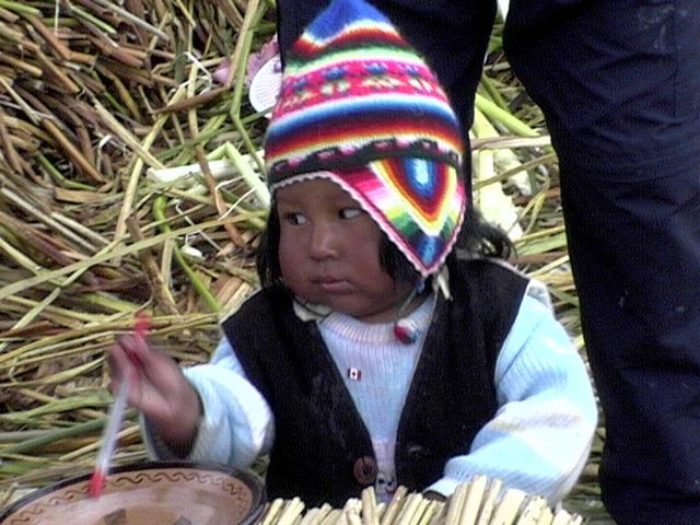 Vacances au Pérou
indien Uros vivant sur le lac Titicaca sur des îles flottantes en roseau à 3820m d'altitude
Mots-clés: Pérou Uros Titicaca