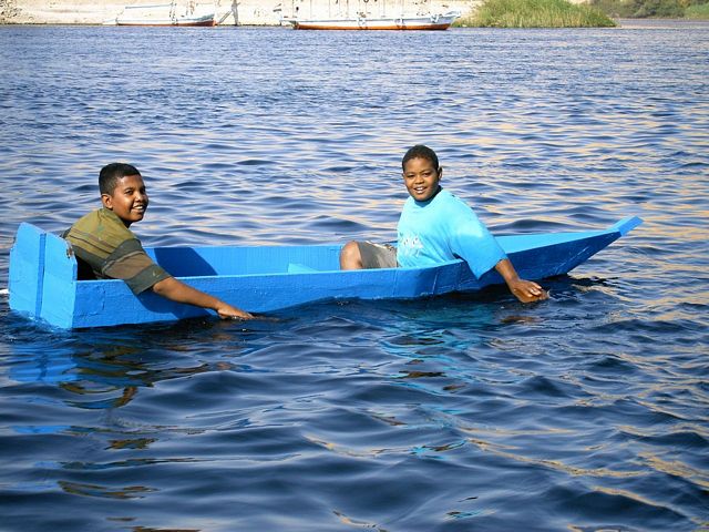 Chanteurs pour les touristes - Egypte
Egypte 05
chanteurs pour touristes dans une mini embarcation avec 2 planches en bois pour rames
Mots-clés: Egypte