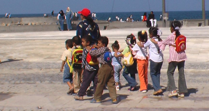 Alexandrie filles d'Egypte 14
Alexandrie, retour à l'école, les gars d'un côté de la maitresse et les filles de l'autre
Mots-clés: Egypte Alexandrie