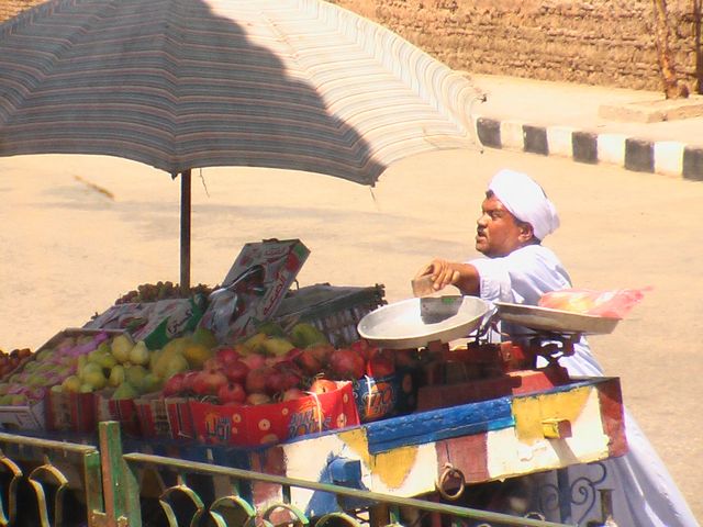 Egypte : Vendeur de fruits et légumes  Karnak
Vendeur de fruits et légumes à Karnak
Mots-clés: Egypte Karnak
