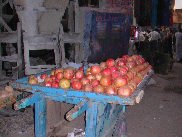 Egypte 17
étalage de fruits dans le souk d'Esna
Mots-clés: Egypte