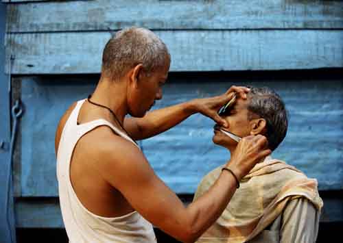 coupe de cheveux
Un homme coupe les cheveux dans la rue, Varanasi.
Inde Oct. 2005
Mots-clés: Varanasi Inde