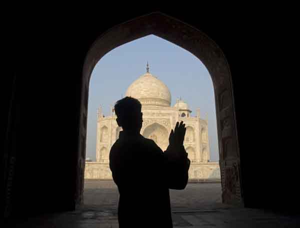 Recueillement
Un homme se recueille devant le Taj Mahal, Agra.
Oct 2005
Mots-clés: Agra Inde
