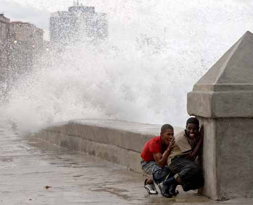 Deux jeunes se cachent des vagues qui frappent durement sur le Malecon à La Havane, Cuba. Déc 2005
Mots-clés: La Havane Cuba