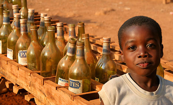 Marchand d'essence
Au Bénin sur le bord d'une route
Mots-clés: essence portrait Afrique Bénin