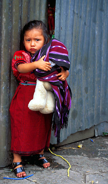 Le nounours
Dans une rue au Guatemala une enfant protège son nounours
Mots-clés: enfant guatemala nounours