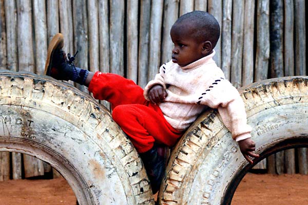 Repos Kenya
Au Kenya un enfant se repose entre deux pneus
Mots-clés: Kenya Afrique