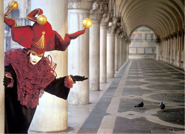 Les 2 pigeons. Carnaval de Venise tôt un matin
Mots-clés: Venise carnaval masque costume