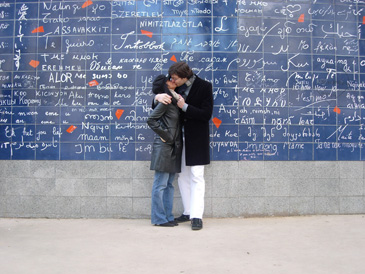 C'est beau l'amour
          Deux amoureux devant le mur des 'Je t'aime' a montmartre Paris ... si c est pas beau ! :-p
Mots-clés: Amour Je t-aime