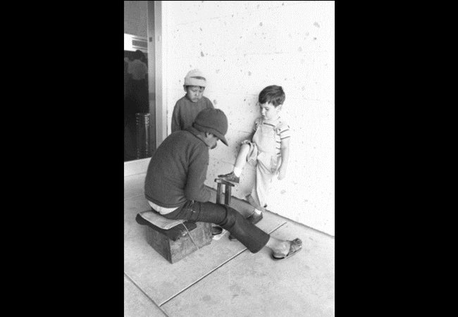 Le cireur de chaussure et les gamins
