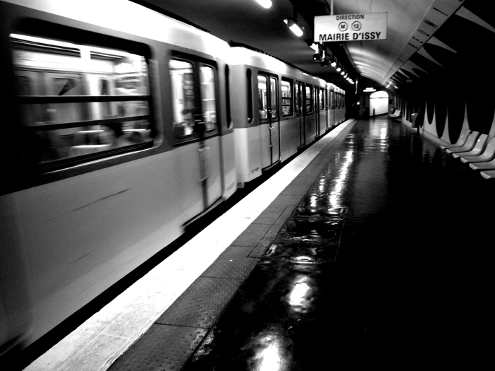 Quai au passage du métro à Paris, France
Mots-clés: métro Paris