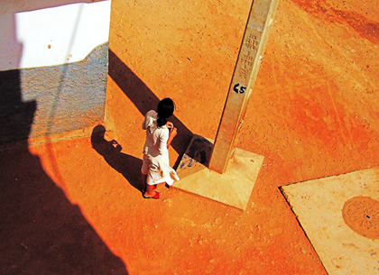 Mirleft, fille au lilieu des couleurs orangées, Maroc
photo prise à  Mirleft, Maroc
Mots-clés: Maroc Mirleft sable fille