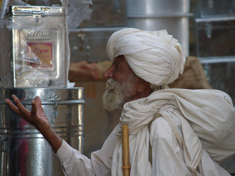 Réclamation du vieil homme en blanc, JAÃSALMER les rues, Inde
Mots-clés: Inde