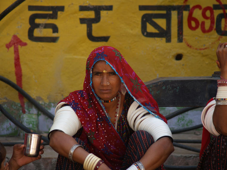 Femme sur la route de RANAKPUR, Inde
Mots-clés: Inde