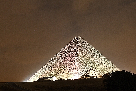 Pyramide de khéops
La grande pyramide durant le spectacle de nuit, un peu comme elle devait paraître jadis...
